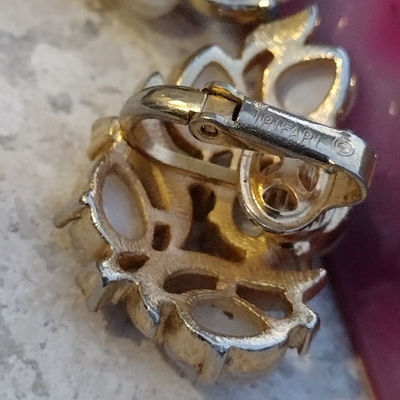 1960s ALFRED PHILIPPE Crown Trifari Moonstone Glass Fruit Salad Earrings - Picture 11 of 15